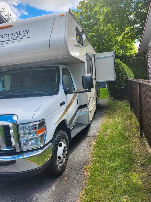VR Coachmen 2019 in RVs & Motorhomes in Granby - Image 4