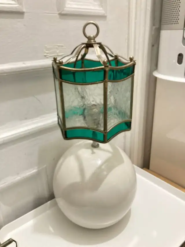 White Mid Century Ball Ceramic Table Lamp with Stain Glass $80 in Indoor Lighting & Fans in City of Montréal - Image 7