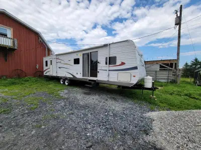 À VENDRE - 16 500 $ Roulotte Four Winds 2009 - 38 pieds avec slide-out ✨ Caractéristiques : 2 chambr...