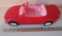 Petite auto rouge en plastique