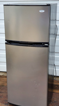 Whirlpool apartment size fridge - Cold, Clean