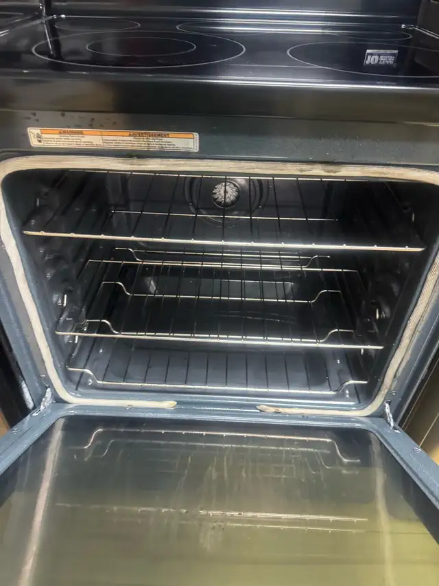 Maytag Electric Range in Stoves, Ovens & Ranges in Laval / North Shore - Image 3