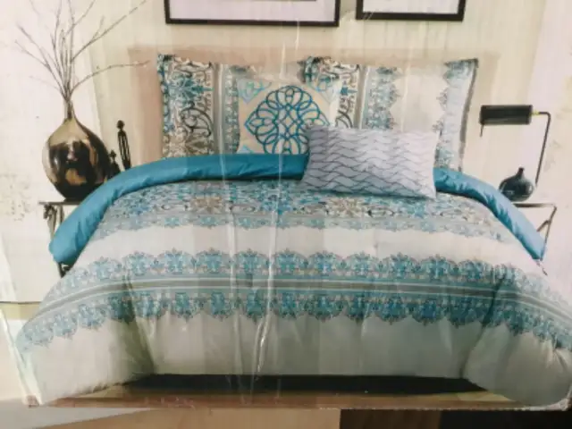 King comforter set in Bedding in Ottawa - Image 2