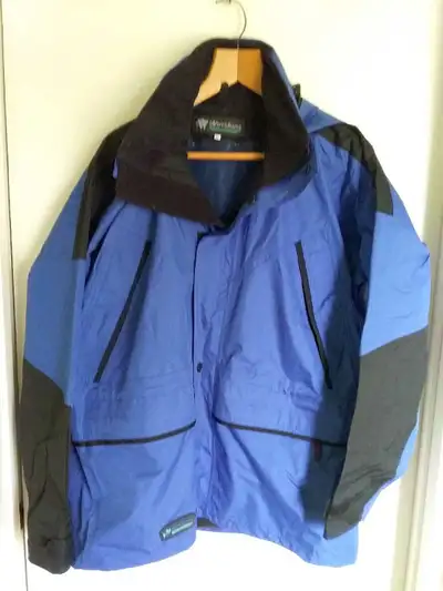 4 large pockets Sleeves have ventilation vents. Draw string waist Can meet-up in PA