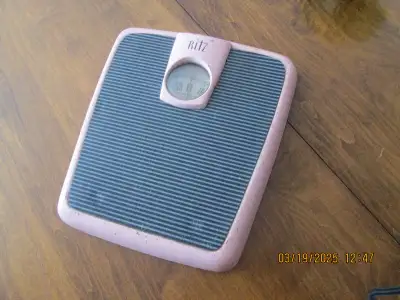 all metal scale working perfectly, hard to find pink color, art deco looking, see my other items