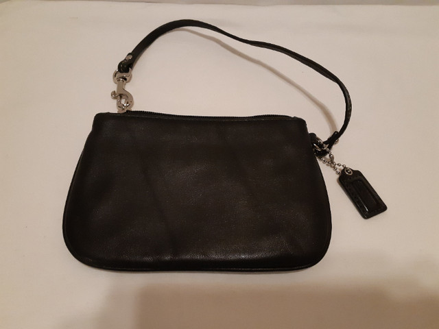 Women's small black Coach genuine leather wtistlet/Change Purse in Women's - Bags & Wallets in City of Halifax - Image 3