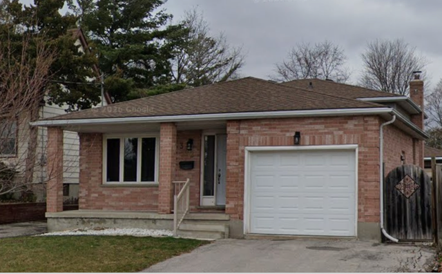 Beautiful 4 bedrom den house w/ 2 driveways 3 garages May 1