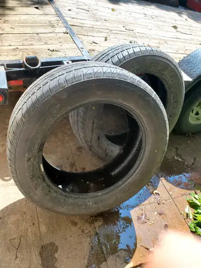 Two P275/55R20 Dunlop tires with lots of tread left. Were from a 2007 Chevy Avalanche. Manufacture y...