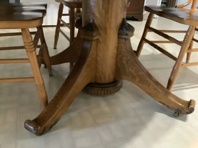 Table antique in Dining Tables & Sets in Laurentides - Image 4