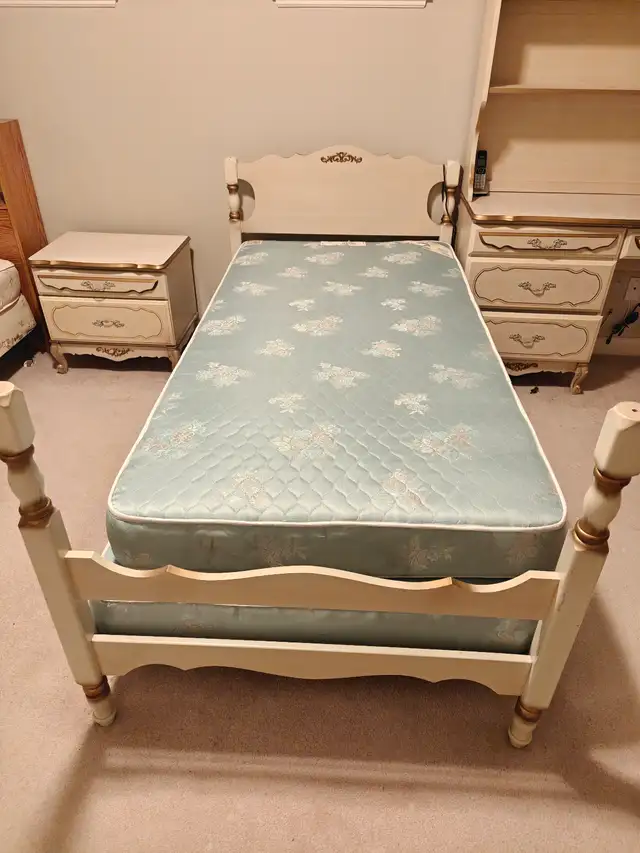 ★★3 PIECES SOLID WOOD DESK & SINGLE BED SET★★ in Beds & Mattresses in Delta/Surrey/Langley - Image 3