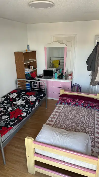 Balcony room in sharing for rent, steps to Seneca@york $550.