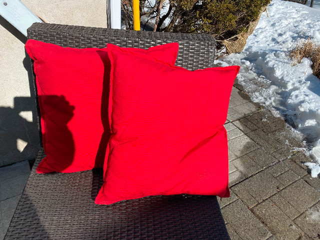 Coussins rouges dans Décoration extérieure  à Ville de Québec - Image 2