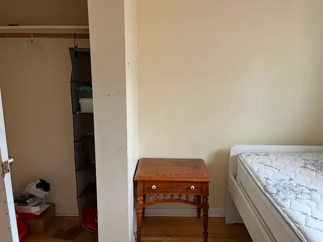 BRIGHT ROOM MAIN FL-50m TO PLAZA STEELES AND BATHURST NEAR BUS in Room Rentals & Roommates in City of Toronto - Image 3