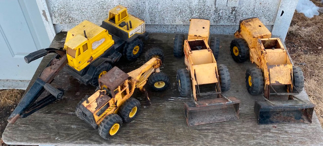 VINTAGE METAL TONKA TOYS - DUMP TRUCK, LOADER, GRADER in Arts & Collectibles in Saskatoon - Image 2