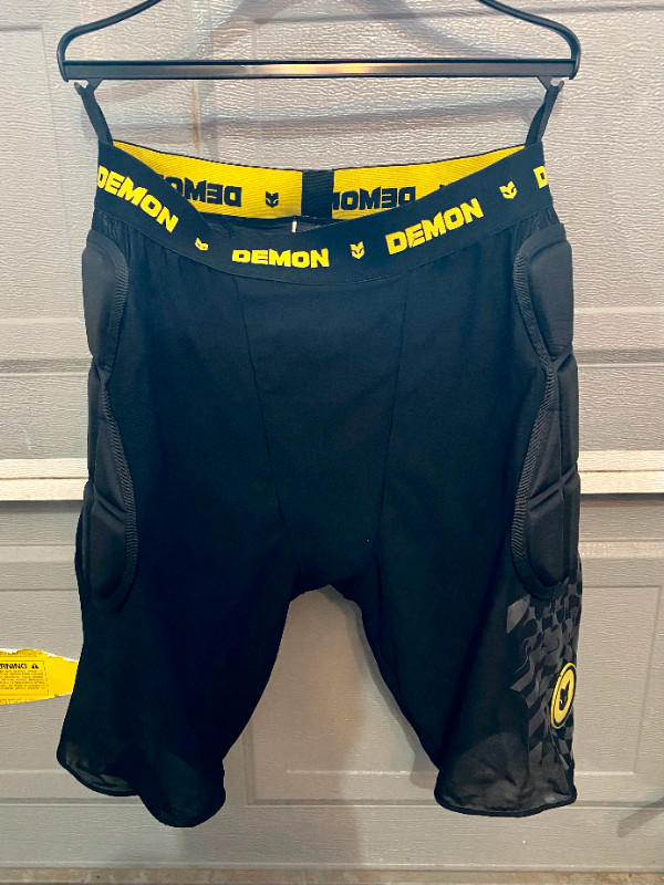 Demon Impact Shorts Padded Butt Protection in Snowboard in Markham / York Region