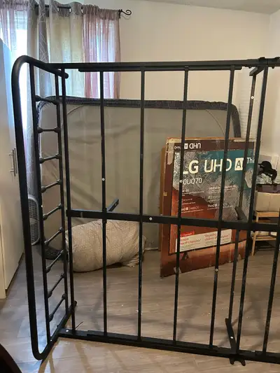 Queen size bed frame, black metal, bought brand new, very good condition, barely a year old. Reason...