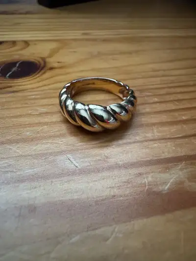 Brand new Michael hill 10k gold croissant ring comes with box