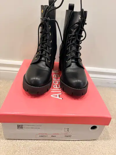 Women’s Chelsea combat boot -size 6.5, View more