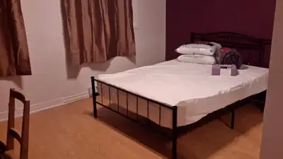 Bel appartement! C'est un petit 3 et demi classique, mais des gens le considèrent comme un grand 2 ½...