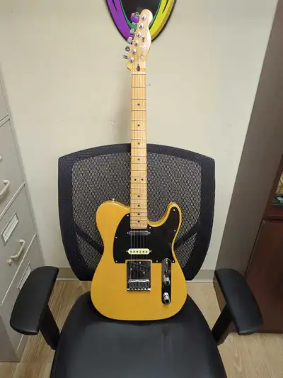 Never gigged with. Fresh set up. Super light wear. Mostly just sat in the case. Pickups: Three Playe...