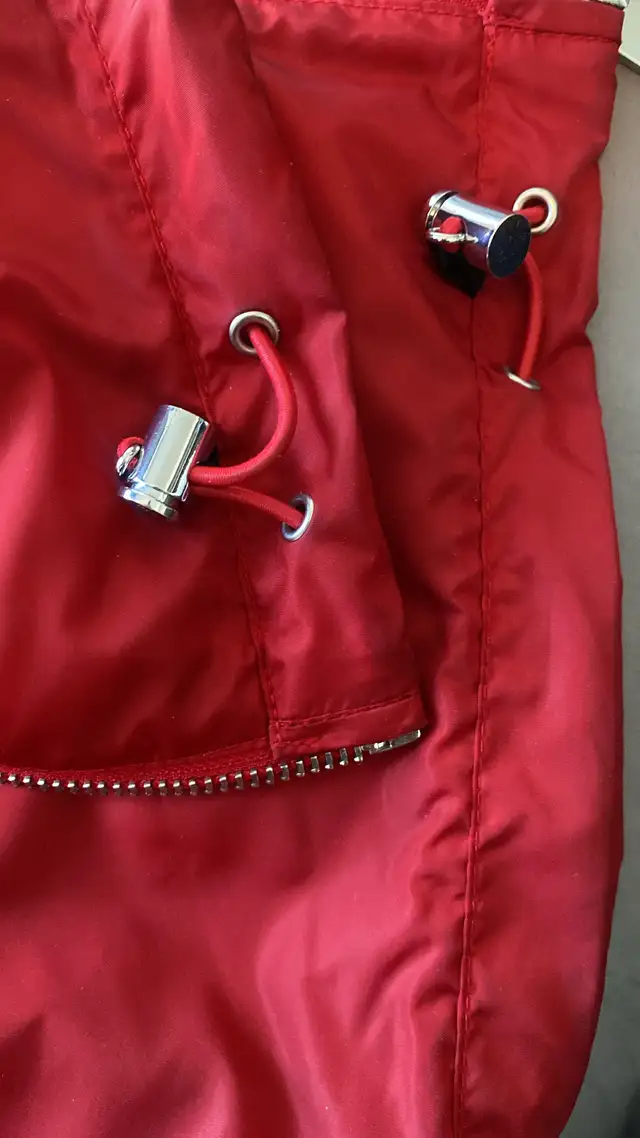 Prada Veste Rouge Windbreaker in Men's in Mississauga / Peel Region - Image 8