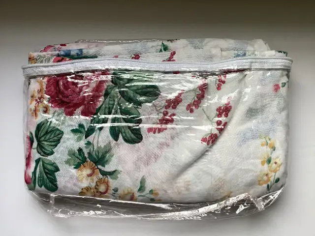 Queen flat bed sheets (not a set) in Bedding in City of Toronto - Image 3