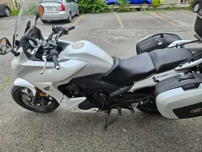Je vends ma Honda CBF1000 ABS 2012, une moto sport-touring fiable et polyvalente, parfaite pour les...