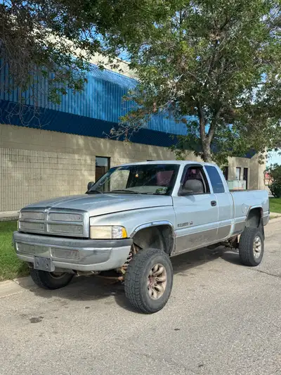 2000 Dodge Ram 2500 Magnum 4x4. V8 5.9 L gas motor. 3/4 tonne. Runs very well. 5 speed standard / ma...