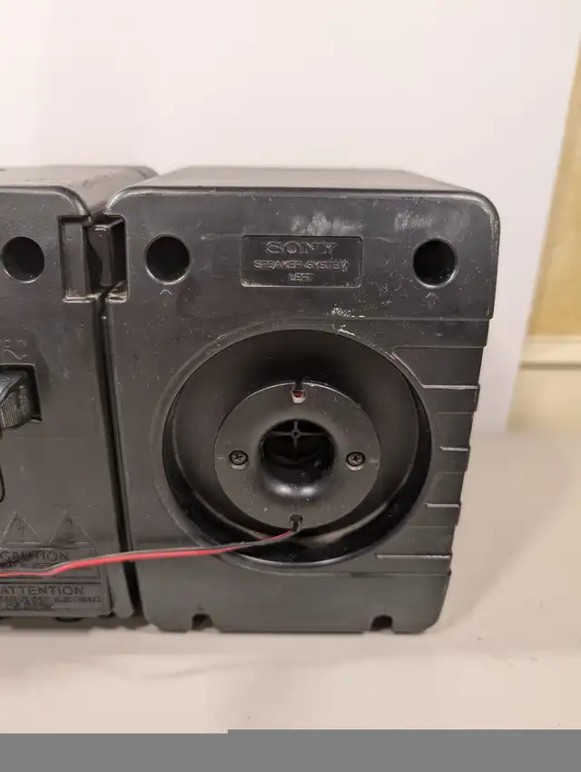 Vintage Sony CFS-1030 BOOMBOX Stereo Tape Player needs fix in Stereo Systems & Home Theatre in Markham / York Region - Image 5