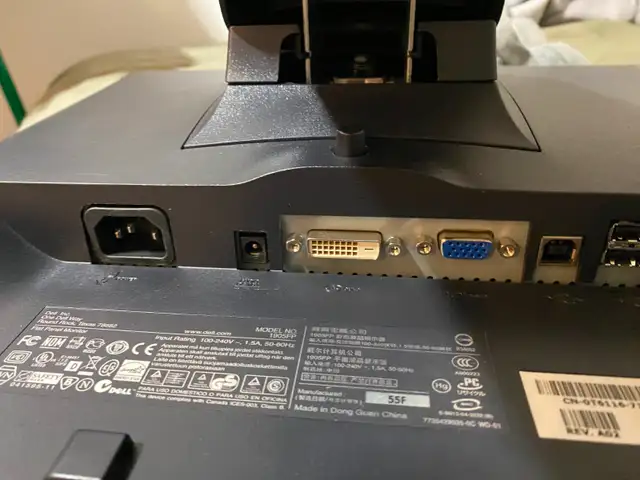 Dell UltraSharp 1905FP 19" Monitor / Moniteur VGA in Monitors in City of Montréal - Image 4