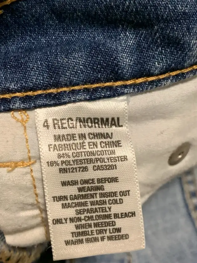 Ripped jeans (size 4) in Women's - Bottoms in City of Toronto - Image 4