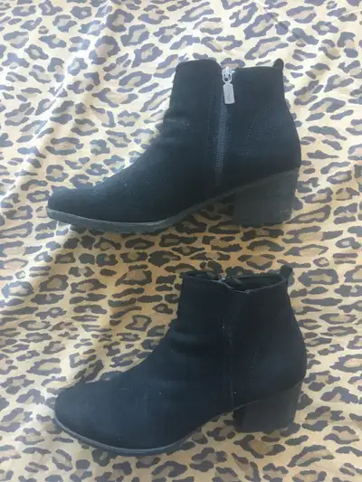 Women's sz 11 College boots, View more