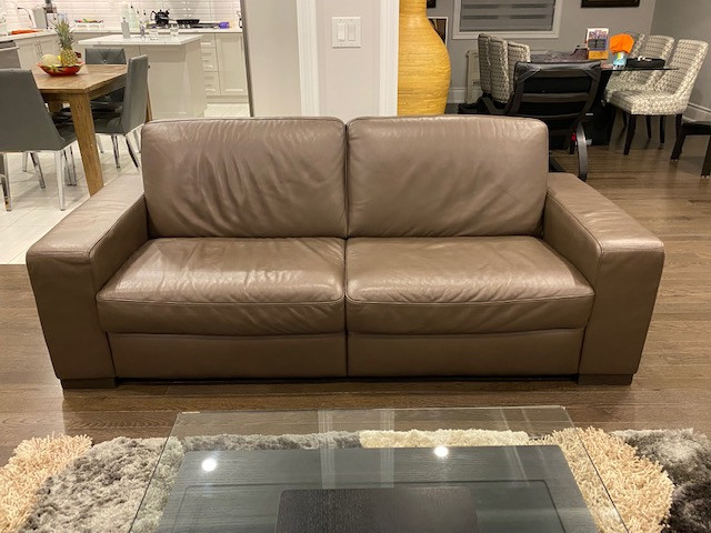 NATUZZI Editions Modern Leather Sofa **EXCELLENT CONDITION** in Couches & Futons in Mississauga / Peel Region - Image 2