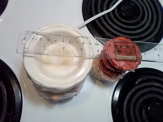 Yankee Candle Santa electric wax warmer in Home Décor & Accents in Barrie - Image 4