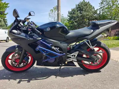This 2003 Yamaha YZF R6 is a high-performance sportbike featuring a liquid-cooled, 600cc inline-four...