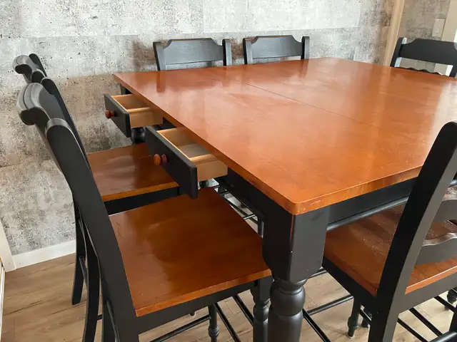 Bar Table with 8 chairs in Dining Tables & Sets in Cape Breton - Image 3