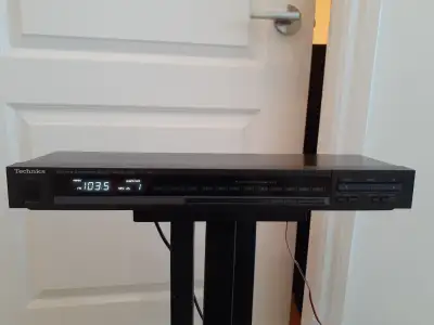Classic Technics Quartz Synthesizer AM/FM Stereo Tuner ST-S76, View more
