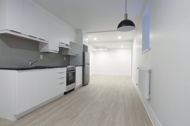 Looking for a roommate (male) in Mile-End — photo 1