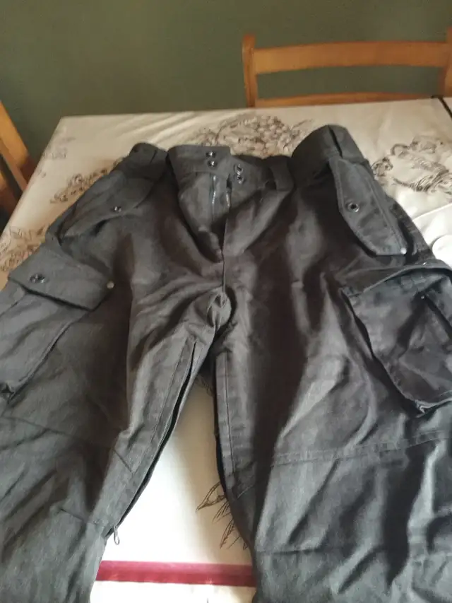 pantalon de ski  ou de neige pour homme gr: médium,( radical) in Men's in Longueuil / South Shore - Image 5
