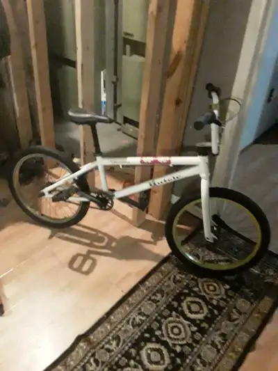 Hutch shooter BMX. Full Chromoly Frame, Forks, and Handlebars Located in Forestburg Alberta