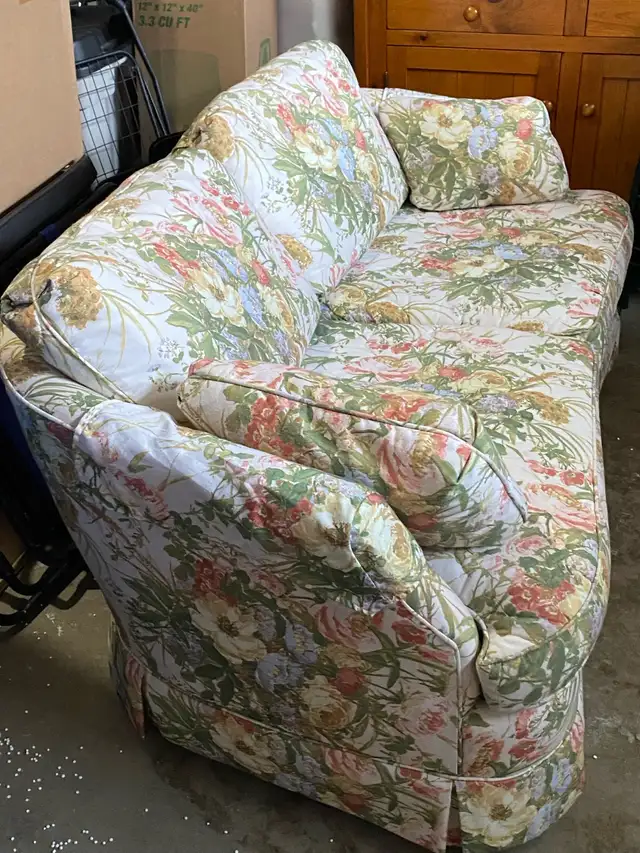 Beautiful Solid Construction Floral Couch in Couches & Futons in Peterborough - Image 3