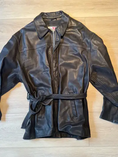Barely worn Indian Motorcycle Leather Jacket Black leather Long fit with belt