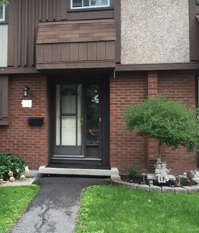 Kanata (Katimavik), 3 bedroom townhome available for rent. Very clean, well maintained and freshly p...