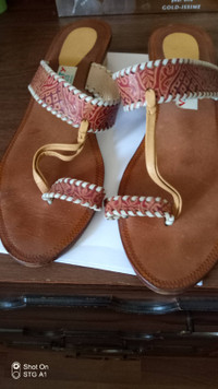Sandales indiennes en cuir. Neuves