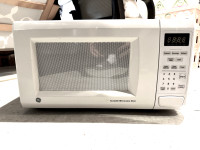 GE Microwave - 1100 Watts - Excellent Condition