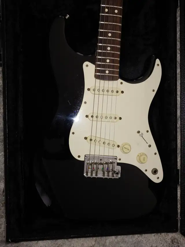 1983 Fender Stratocaster in Guitars in Kitchener / Waterloo - Image 3