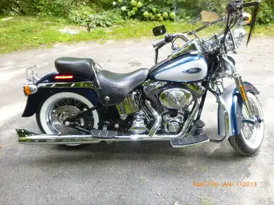 COMPLETE VROD OEM FROM A 2005. fits this 2003 A. FRONT TO TAIL. 9/10. INCUDES MOUNTING BRACKET. $800...
