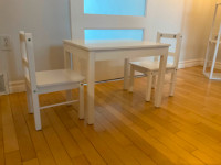 Table en bois pour enfants avec deux chaises