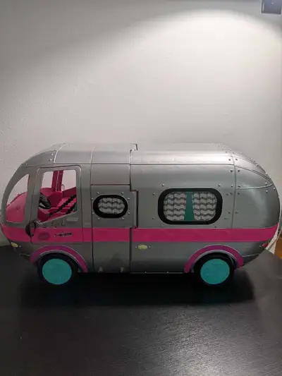 Découvrez ce camping-car poupée LOL, prêt pour des aventures imaginaires! Ce jouet est en très bon é...