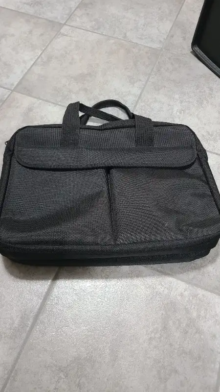 Expandable Laptop Bag in Laptop Accessories in Hamilton - Image 2